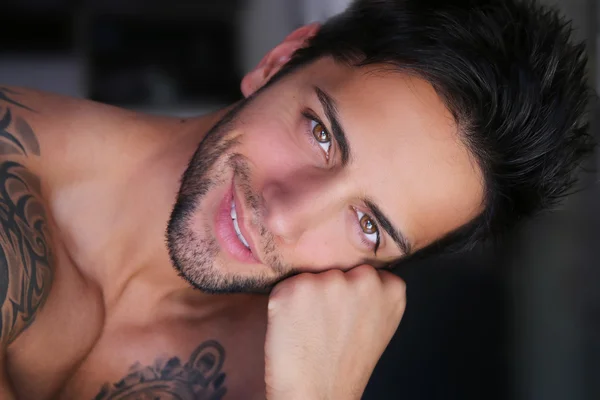 gülümseyen yakışıklı adam