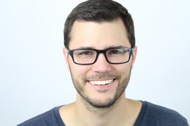 Gözlüklü gülen adam