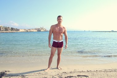 Yakışıklı erkek bir mayo giyiyor