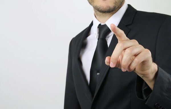 человек, указывающий на экран
