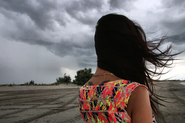 Jeune femme regardant une tempête — Photo