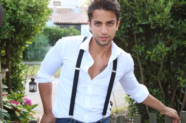 yakışıklı erkek bir Bahçe