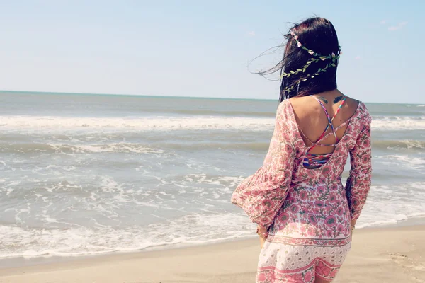 Schöne Frau mit Blick auf das Meer — Stockfoto