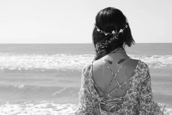 Brunette looking at the sea — Stockfoto