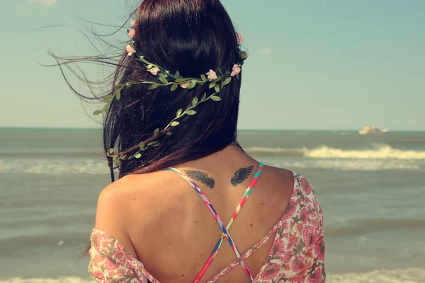 Woman looking at the sea — Stock Photo, Image