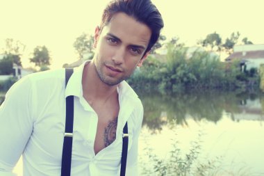 genç adam jartiyer giymiş