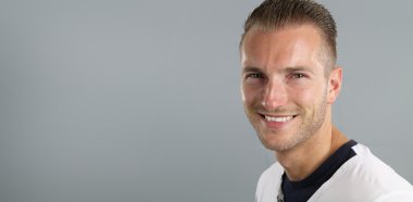 gülümseyen yakışıklı adam