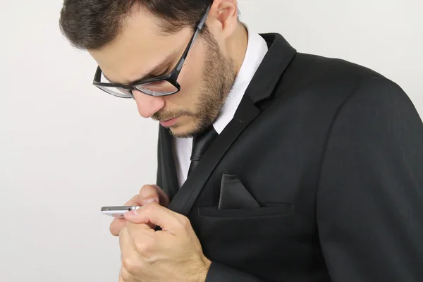 Jovem empresário chamando discretamente — Fotografia de Stock