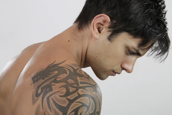 Sexy homem com tatuagem — Fotografia de Stock