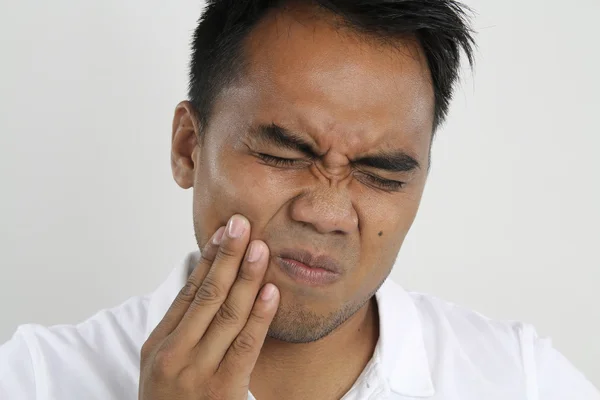 Uomo sofferente con problemi ai denti — Foto Stock