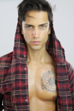 bir gömlek giymiş seksi adam