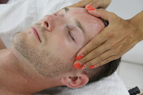 Massagem facial — Fotografia de Stock