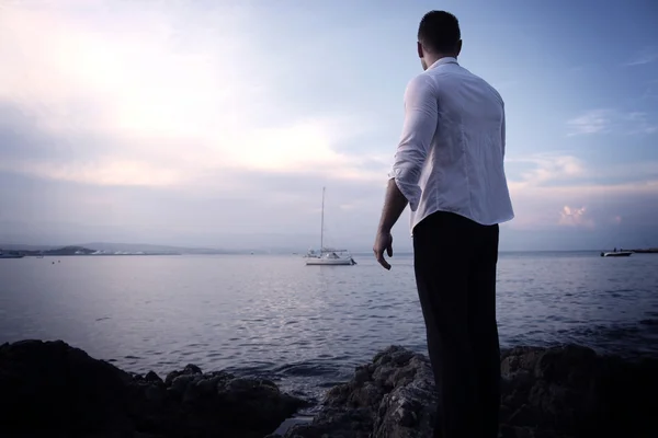 Jeune homme devant la mer — Photo