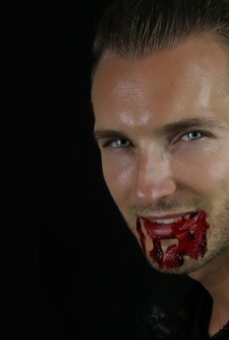 vampir gülümseyen