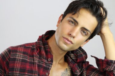 yakışıklı olan saçlarını dokunmadan