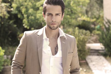 Takım Elbiseli Yakışıklı Adam