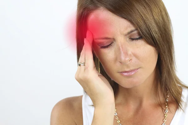 Mujer joven con dolor de cabeza — Foto de Stock