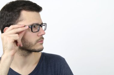 gözlük takan yakışıklı adam