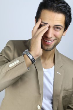 gülümseyen yakışıklı adam