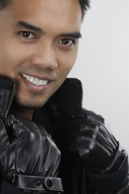 yakışıklı adam ceketinin holding