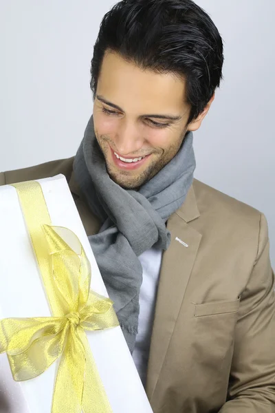 Un jeune homme reçoit un cadeau de Noël — Photo