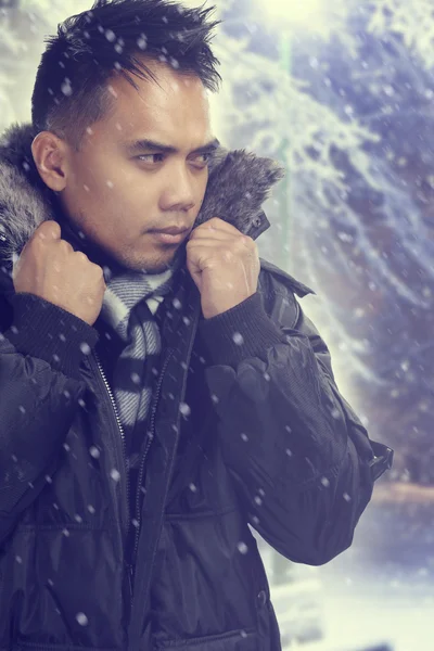 Junger Mann in einer verschneiten Nacht — Stockfoto