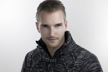 Yakışıklı Sarışın Adam.