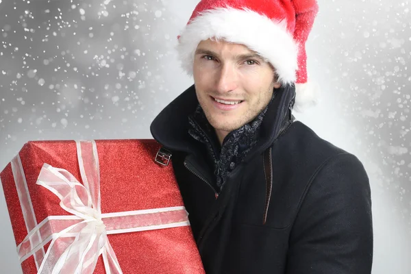 Tiempo de Navidad - hombre sosteniendo un regalo de Navidad — Foto de Stock