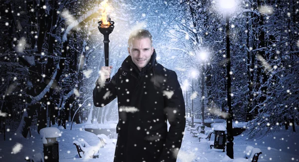 Noel zamanı - karlı bir gece boyunca yürüyen adam — Stok fotoğraf