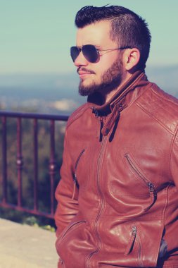yakışıklı olan güneş gözlüğü takıyor
