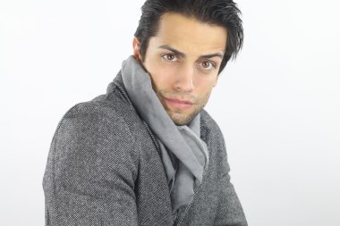 genç adam sahip soğuk