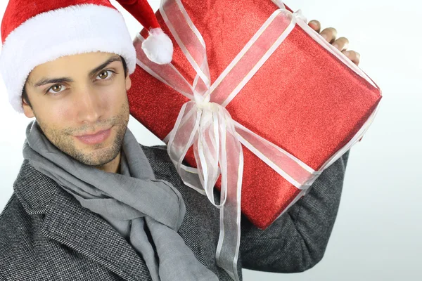 Άνθρωπος που κρατά ένα χριστουγεννιάτικο δώρο — Φωτογραφία Αρχείου