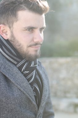 yakışıklı adam bir palto giyiyor