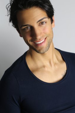 gülümseyen yakışıklı adam
