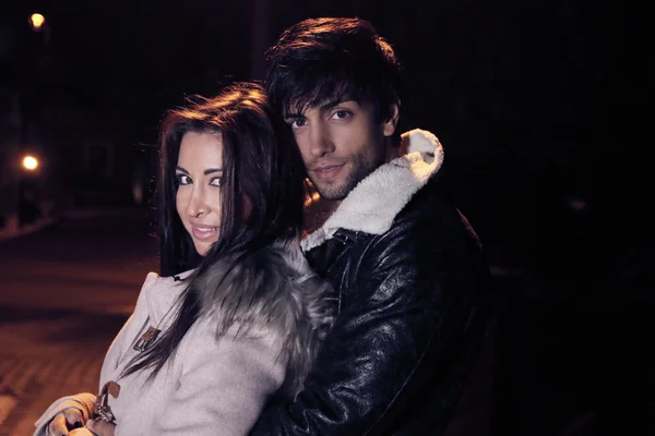 Jovem casal posando durante a noite — Fotografia de Stock