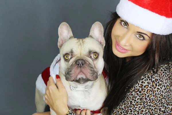 Navidad - Mujer joven con un bulldog francés — Foto de Stock