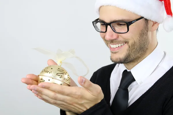 Tiempo de Navidad - joven sosteniendo una bola de Navidad — Foto de Stock