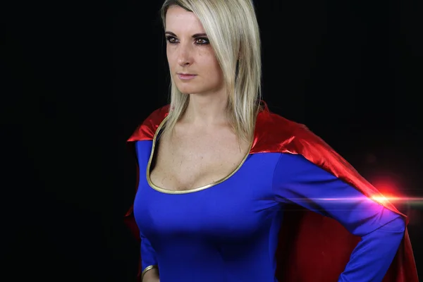 Sexy supergirl poseren — Stockfoto