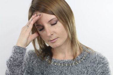 Genç kadın düşünüyor.