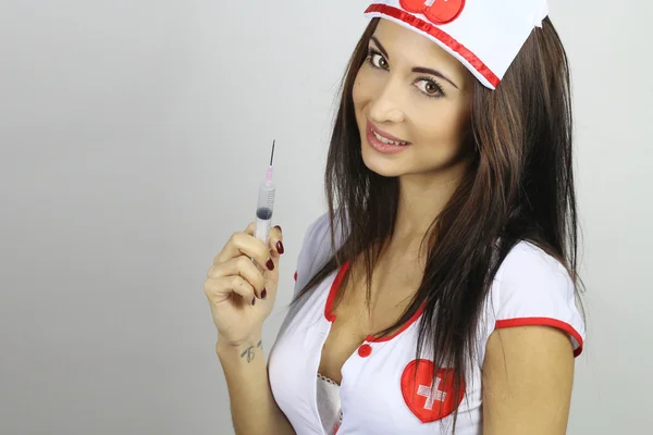 Sexy Krankenschwester über einem grauen Hintergrund — Stockfoto