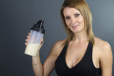 güzel kadın bir protein shake gösterilen