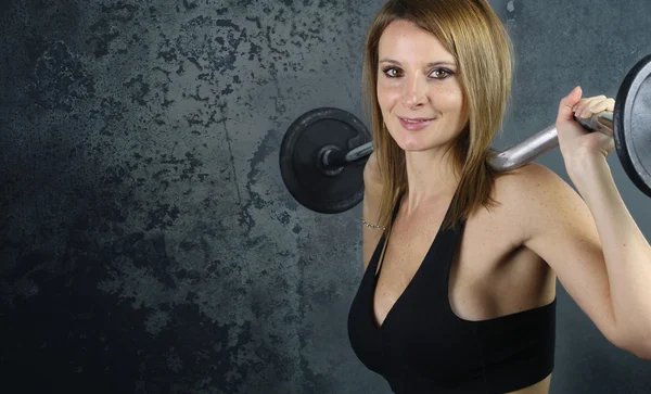 Beautiful woman doing weight training — Stock Photo, Image