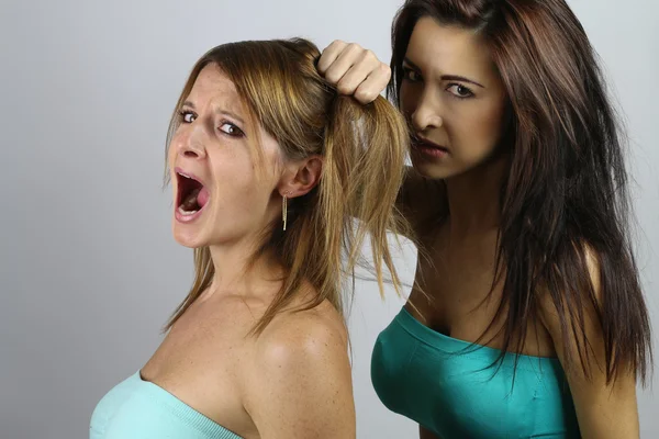 Jonge vrouwen vechten — Stockfoto