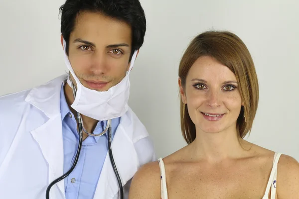 Junger Arzt posiert mit seinem Patienten — Stockfoto