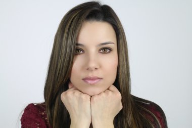 Güzel dalgın genç kız