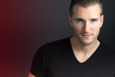 yakışıklı erkek kılığında