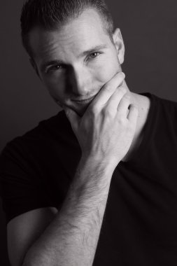 yakışıklı erkek kılığında