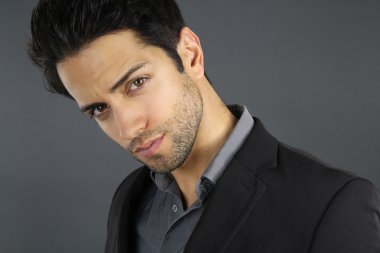 güzel bir yüzü olan adam