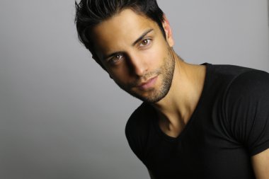 Yakışıklı bir adamın portresi.