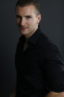 yakışıklı adam poz